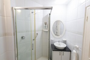 Bathroom - Coastal Comfort | Balcony | Sea View | Pool (Margate)