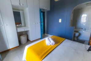 Tabla de planchar con plancha, wifi, ropa de cama