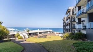 A modern apartment building with a view of the ocean. - Coastal Retreat | Terrace | Pool | Sea Views (Margate)