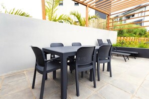 Outdoor dining - Luxury Modern Ballito Stay | Balcony | Pool (Ballito)