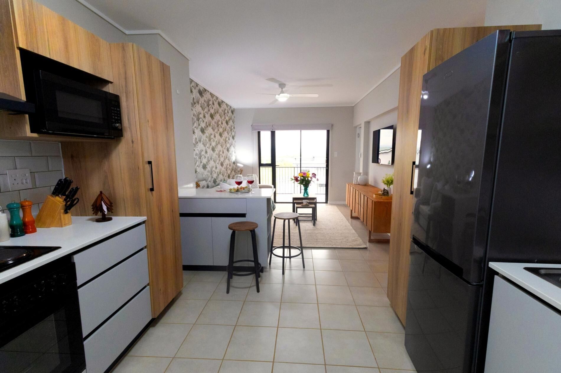 Een koelkast, een magnetron, een oven, een kookplaat