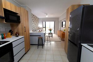 Een koelkast, een magnetron, een oven, een kookplaat