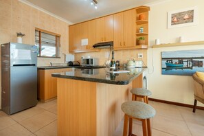 Fridge, microwave, oven, stovetop - Luxury Riverside Views | Balcony | Pool (Velddrif)