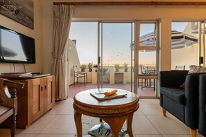 Smart TV - Luxury Riverside Views | Balcony | Pool (Velddrif)