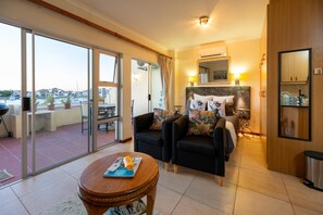 TV - Luxury Riverside Views | Balcony | Pool (Velddrif)