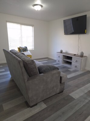 Living area - Enjoyable 3-bedroom townhome with AC in charming Spanish Fork (Spanish Fork)