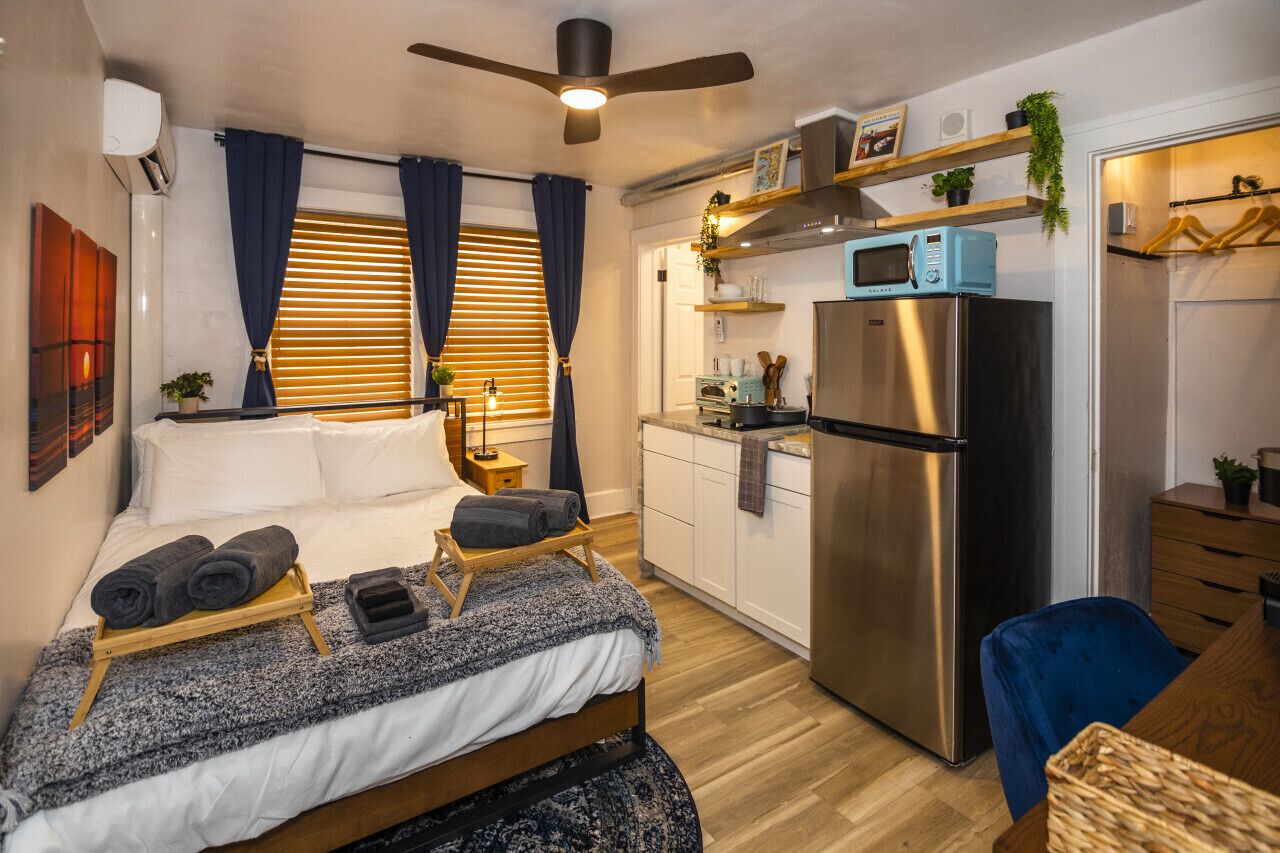 Escritorio, tabla de planchar con plancha, wifi y ropa de cama 