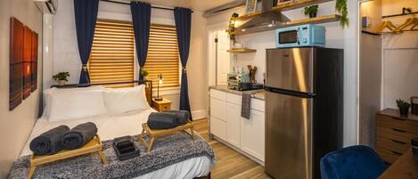 Escritorio, tabla de planchar con plancha, wifi y ropa de cama