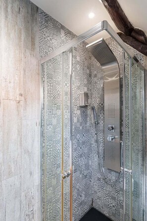 Shower, hair dryer, towels - GuestReady - Urban comfort with Douro River view (Porto)