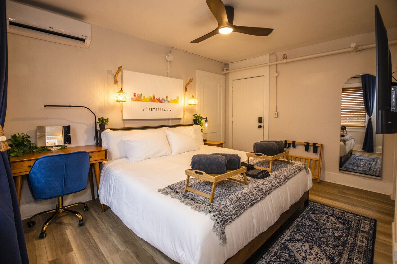 Escritorio, tabla de planchar con plancha, wifi y ropa de cama 