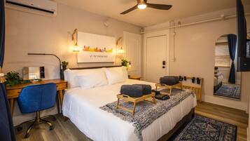 Escritorio, tabla de planchar con plancha, wifi y ropa de cama