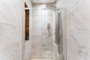 Shower, hair dryer, towels - GuestReady - Urban comfort with Douro River view (Porto)