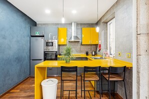 Fridge, microwave, oven, coffee/tea maker