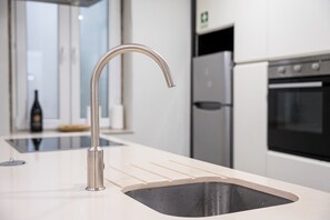 Coffee/tea maker, fridge, microwave, oven - GuestReady - Urban comfort with Douro River view (Porto)