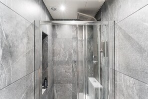 Shower, hair dryer, towels - GuestReady - Urban comfort with Douro River view (Porto)