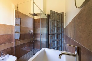 Ducha, secador de pelo, bidé y toallas