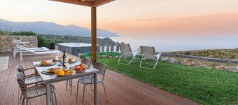 Villa Scogliera with sea view and pool