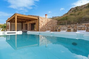 Outdoor pool, a heated pool - Villa Scogliera with sea view and pool (Castellammare del Golfo)