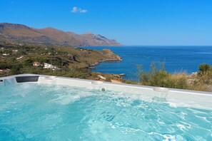 A hot tub with a view of the sea and mountains. - Villa Scopello with sea view and pool (Castellammare del Golfo)