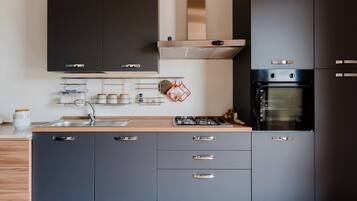 Kühlschrank, Mikrowelle, Ofen, Wasserkocher mit Kaffee-/Teezubehör