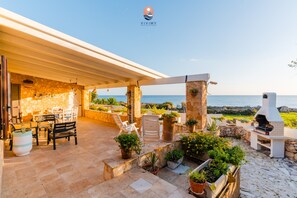 Outdoor dining - Aeneas Villa by Vivimy (Patu')