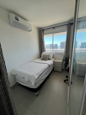 Cortinas blackout, tabla de planchar con plancha y wifi gratis 