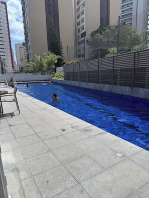 Una piscina al aire libre