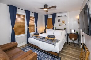 Escritorio, tabla de planchar con plancha, wifi y ropa de cama