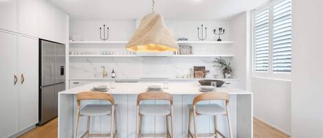 Een koelkast, een microgolfoven, een oven, een kookplaat