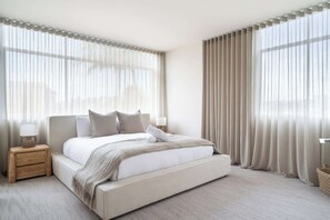 Desk, iron/ironing board, WiFi, bed sheets - Designer Living in Darling Point with Parking (Darling Point)