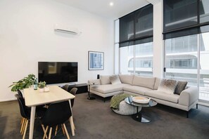 TV, offices - Modern Melbourne Apartment with Parking & Balcony (Melbourne)