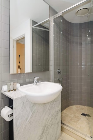 Shower, hair dryer, towels, shampoo - Modern Melbourne Apartment with Parking & Balcony (Melbourne)