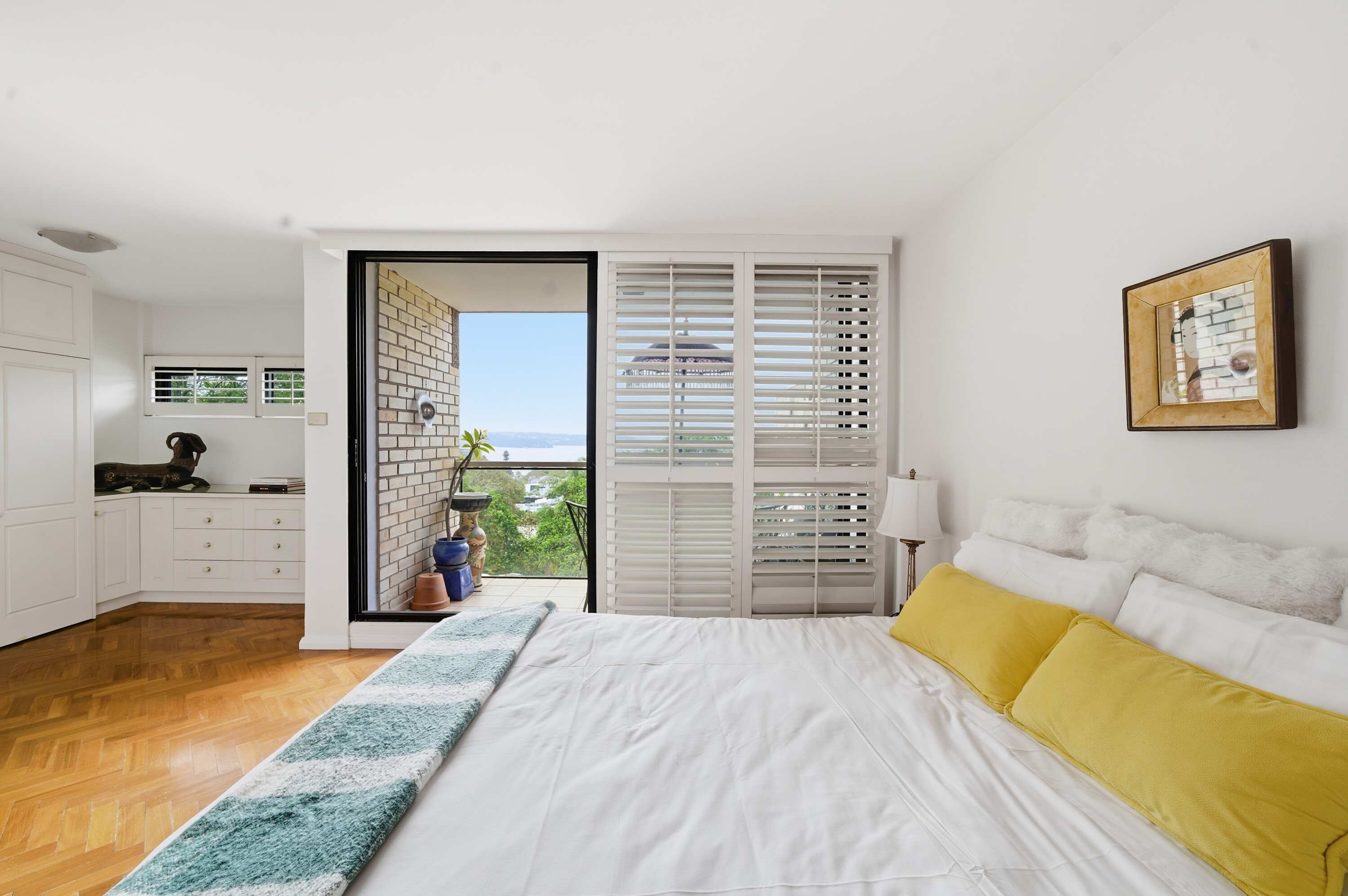 Desk, iron/ironing board, WiFi, bed sheets