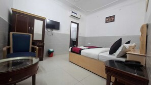 Deluxe Room | Free WiFi - Taj homes - A Unit of Sahni's Villa (New Delhi)