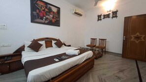 Deluxe Room | Premium bedding, free WiFi, bed sheets - Taj homes - A Unit of Sahni's Villa (Gurugram)