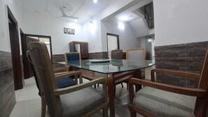 Family dining - Taj homes - A Unit of Sahni's Villa (Gurugram)
