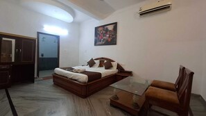 Deluxe Room | Premium bedding, free WiFi, bed sheets - Taj homes - A Unit of Sahni's Villa (Gurugram)