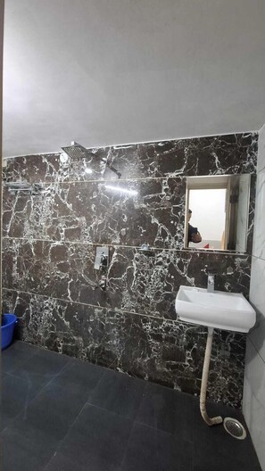 Deluxe Room | Bathroom - Taj homes - A Unit of Sahni's Villa (Gurugram)