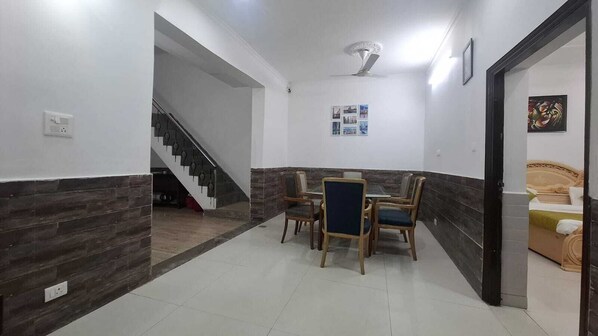 Outdoor dining - Taj homes - A Unit of Sahni's Villa (New Delhi)