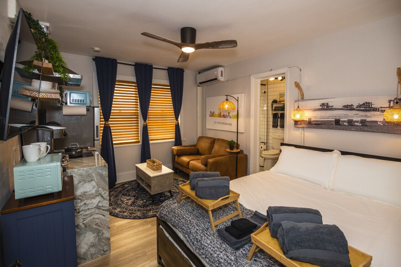 Desk, iron/ironing board, WiFi, bed sheets