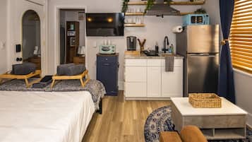 Desk, iron/ironing board, WiFi, bed sheets