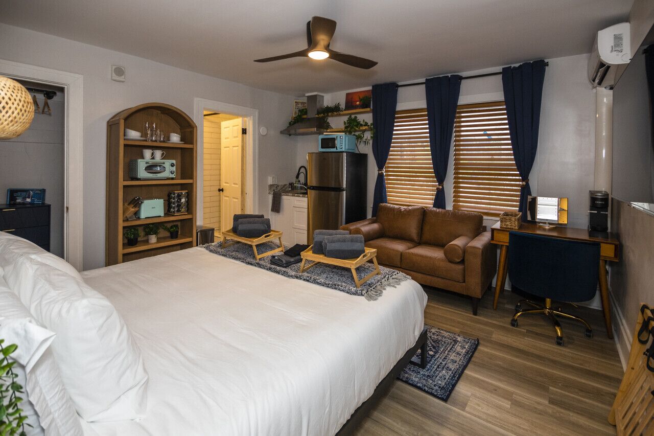 Desk, iron/ironing board, WiFi, bed sheets