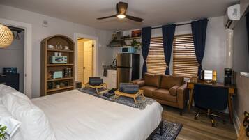 Desk, iron/ironing board, WiFi, bed sheets
