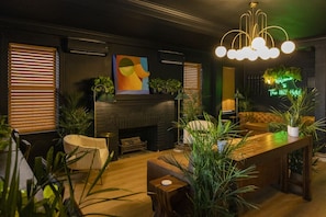 Interior - The 1888 Hotel (205) Honeymoon King Studio (St. Petersburg)