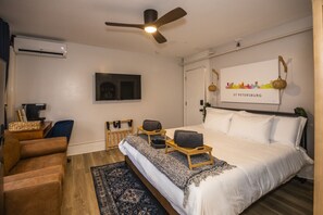 Escritorio, tabla de planchar con plancha, wifi y ropa de cama