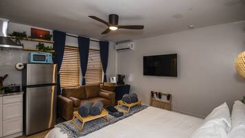 Desk, iron/ironing board, WiFi, bed sheets