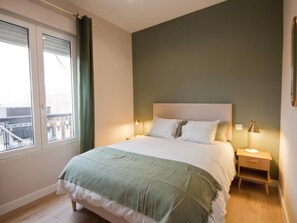 2 bedrooms, iron/ironing board, Internet, bed sheets - Flat with parking in Madrid Rio (.Madrid)