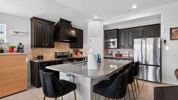 Refrigerador, microondas, horno, placa de cocina