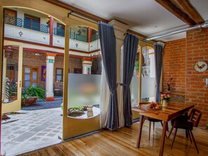 Outdoor dining - ROMANTISCHE LUXUSWOHNUNG MIT PERFEKTER LAGE by Interhome (Quito)