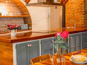 Fridge, microwave, dishwasher, cookware/dishes/utensils - ROMANTISCHE LUXUSWOHNUNG MIT PERFEKTER LAGE by Interhome (Quito)